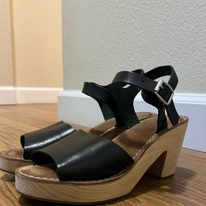 URBAN OUTFITTERS sandals 7.5